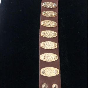 Handcrafted brown leather and gold bracelet.